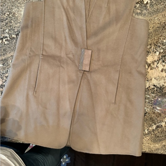 Lafayette 148 New York cashmere vest with magnetic closure. - Picture 2 of 5